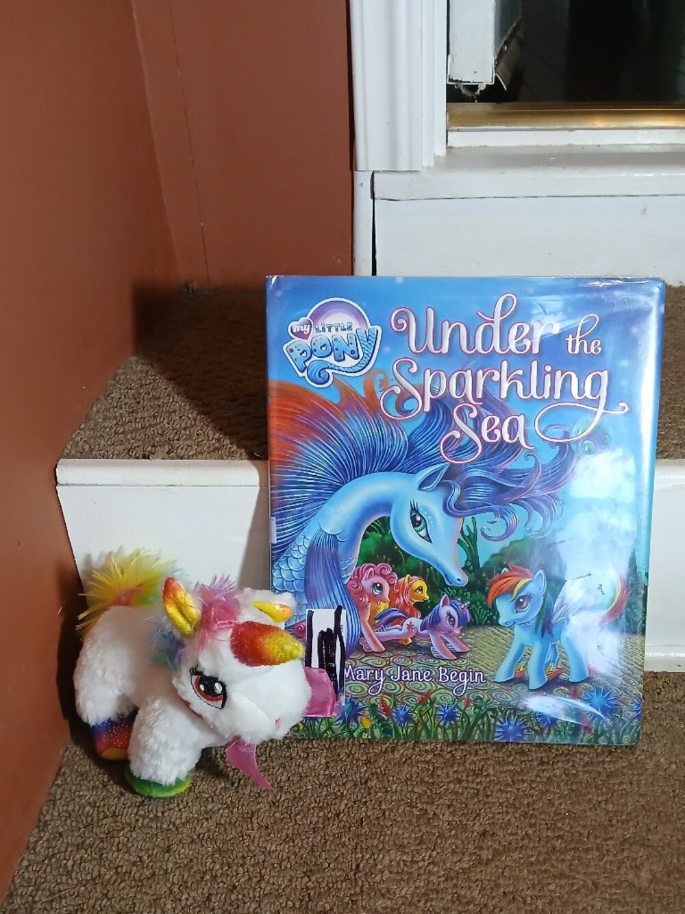 My Little Pony - Under the Sparkling Sea hardback with plush unicorn